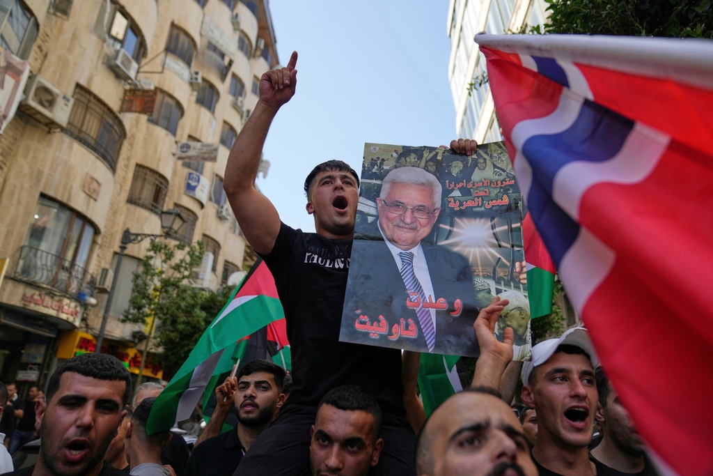 FILE.- Palestinians chant national slogans and carry posters with pictures of President Mahmoud Abbas and read "you kept your promise," during a rally in support for Gaza and celebrating the latest western nations recognitions of the Palestinian state ahead of the United Nations General Assembly meetings, in the West Bank city of Ramallah Tuesday, Sept. 23, 2025. (AP Photo/Nasser Nasser,File)