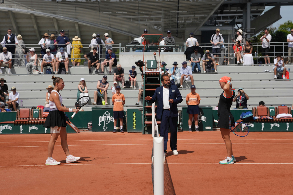 Diana Shnaider of Russia, rignt, and Oleksandra Oliynykova of Ukraine prepare for their third round women's singles tennis match at the French Open tennis tournament in Paris, Saturday, May 30, 2026. (AP Photo/Thibault Camus)