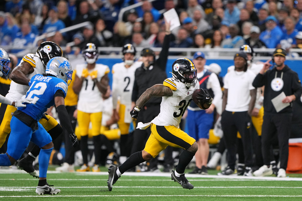 Pittsburgh Steelers' Jaylen Warren run sfor a touchdown during the second half of an NFL football game against the Detroit Lions, Sunday, Dec. 21, 2025, in Detroit. (AP Photo/Ryan Sun)