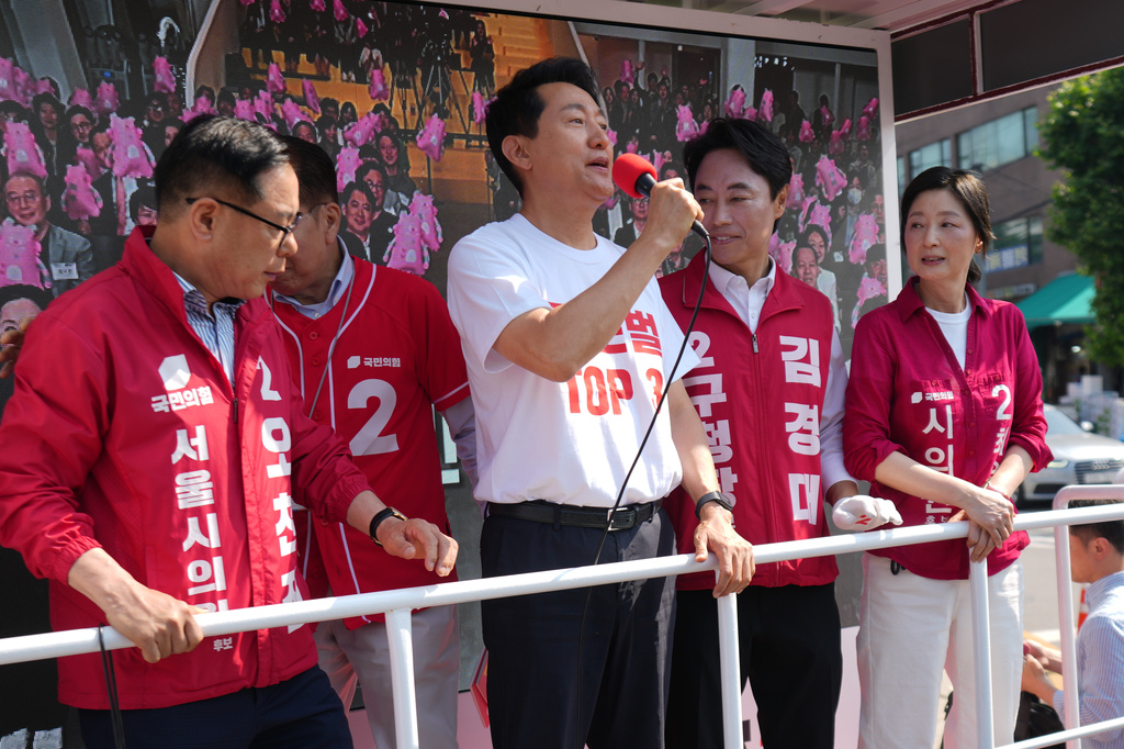 Seoul mayoral candidate Oh Se-hoon of the main opposition People Power Party speaks during an election campaign for June 3 nationwide simultaneous local elections in Seoul, South Korea, Tuesday, June 2, 2026. (AP Photo/Lee Jin-man)