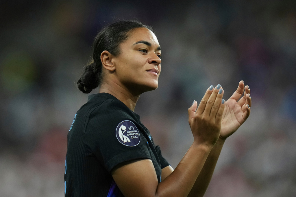 FILE - England's Jess Carter applauds the fans at the end of the Women's Euro 2025 semifinals soccer match between England and Italy at Stade de Geneve in Geneva, Switzerland, Tuesday, July 22, 2025. (AP Photo/Alessandra Tarantino, File)