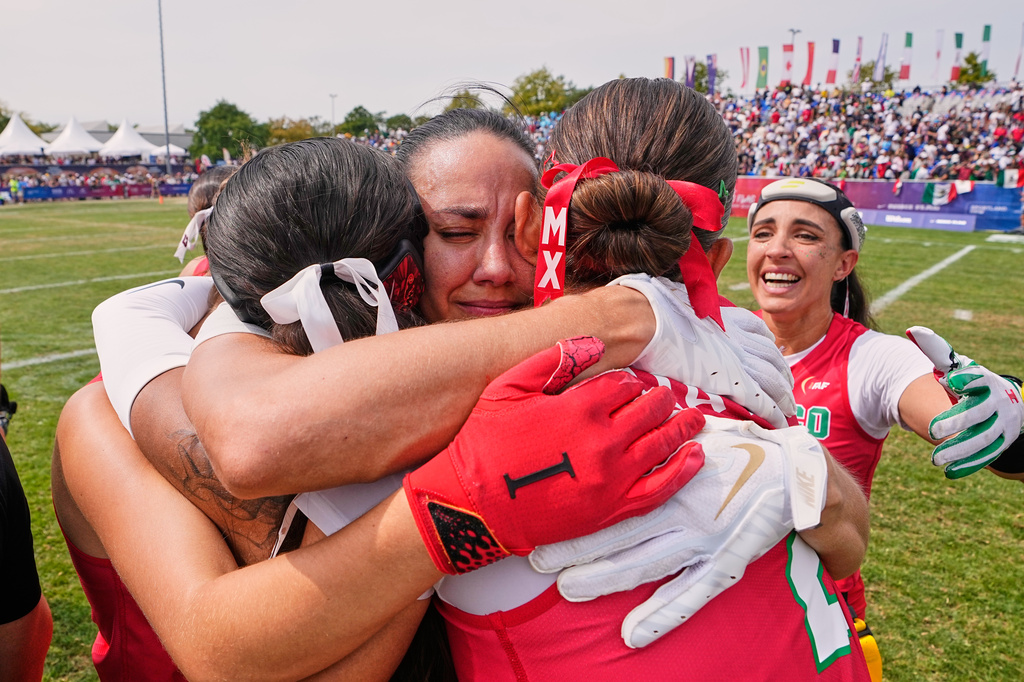 Mexico's players celebrate the Olympic qualification for LA 28 after winning the Flag Football World Championship women's bronze medal game between Mexico and Great Britain in Duesseldorf, Germany, Sunday, Aug. 16, 2026. (AP Photo/Martin Meissner)