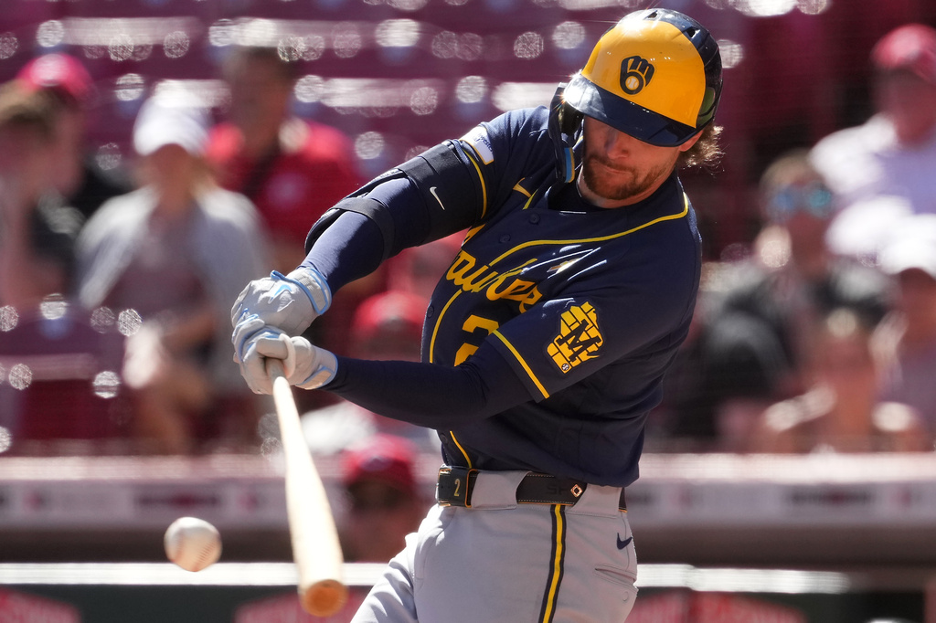 Milwaukee Brewers' Brice Turang hits a one-run single in the ninth inning of a baseball game against the Cincinnati Reds, Sunday, Sept. 6, 2026, in Cincinnati. (AP Photo/Kareem Elgazzar)