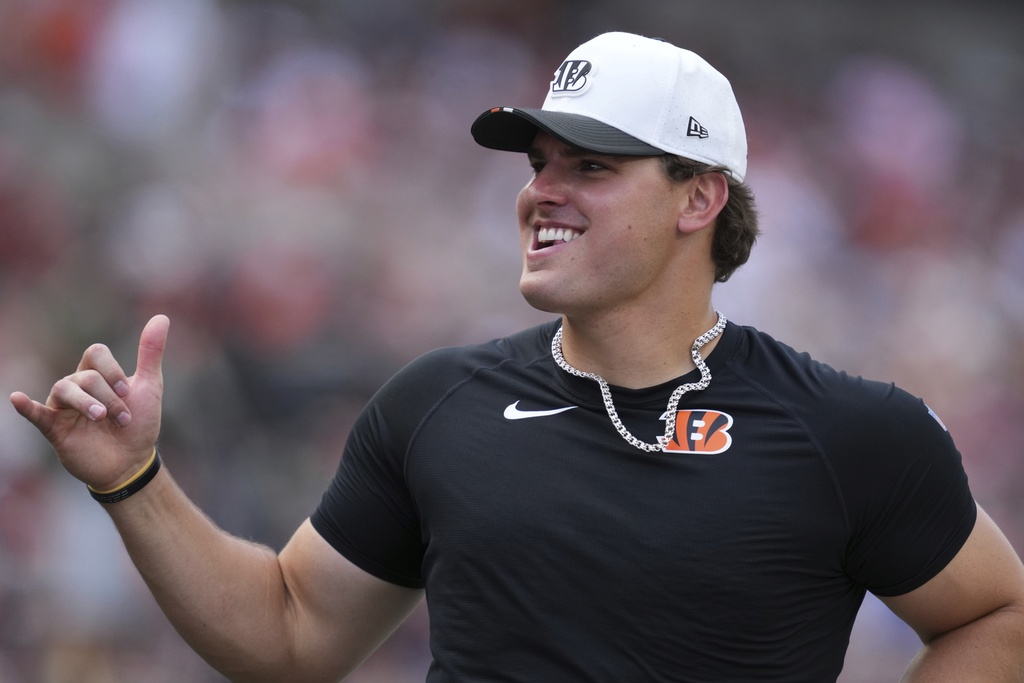 Cincinnati Bengals defensive end Trey Hendrickson runs off the field during a preseason NFL football game against the Indianapolis Colts, Saturday, Aug. 23, 2025, in Cincinnati. (AP Photo/Jeff Dean)