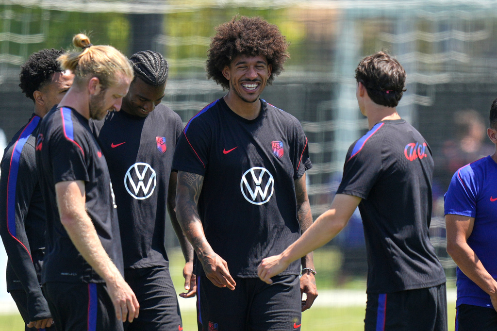 United States' Chris Richards, center, and teammate Tim Ream, left, attend a training session ahead of their FIFA World Cup match against Australia in Irvine, Calif., Tuesday, June 16, 2026. (AP Photo/Andre Penner)