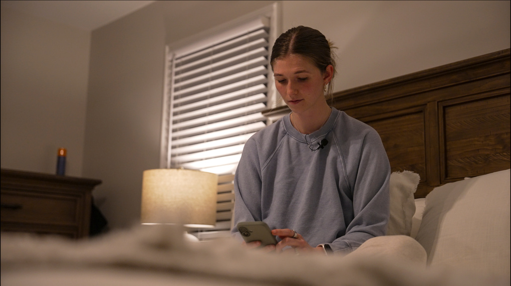 Middle school teacher Kate Stoye checks her sleep score on her phone, Wednesday, Jan. 7, 2026, in Hiram, Ga. (AP Photo/Emilie Megnien)