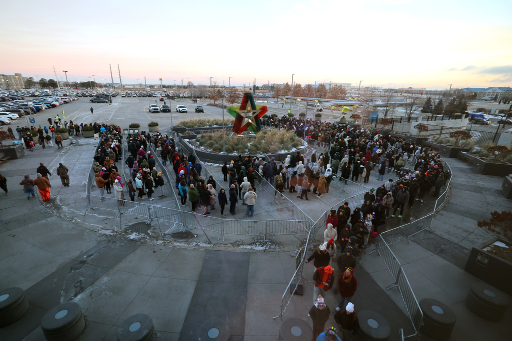 Shoppers line up to get into Mall of America for Black Friday deals, Friday, Nov. 28, 2025, in Bloomington, Minn. (AP Photo/Adam Bettcher)