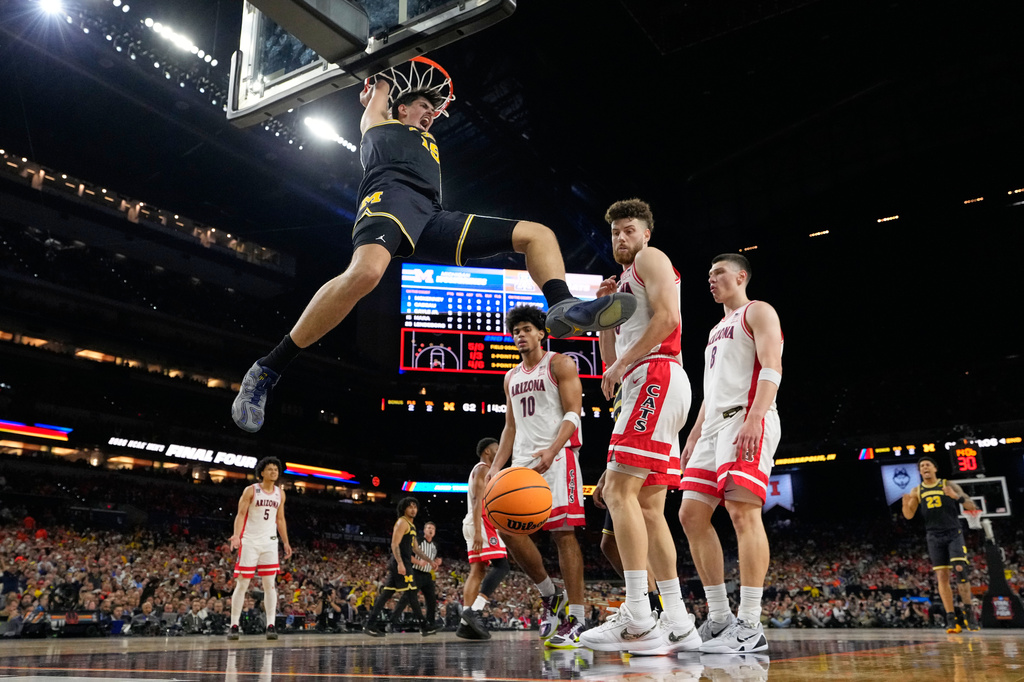 FILE - Michigan's Aday Mara (15) dunks during the second half of an NCAA college basketball tournament semifinal game against Arizona at the Final Four, April 4, 2026, in Indianapolis. (AP Photo/Michael Conroy, File)