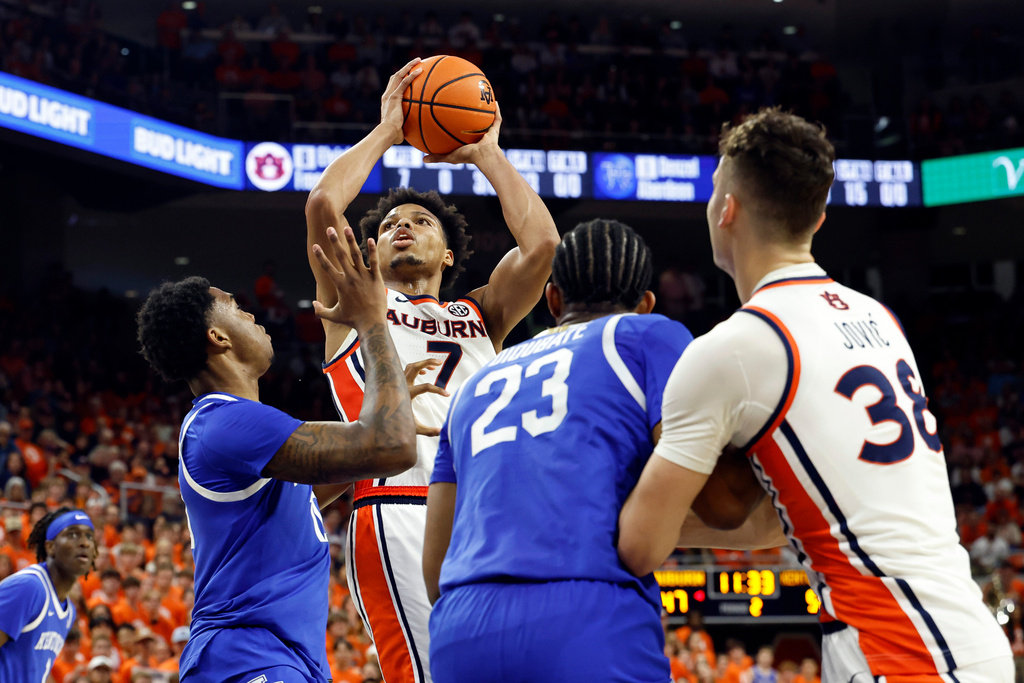 Auburn guard Keyshawn Hall (7) puts up a shot over Kentucky forward Brandon Garrison (10) during the second half of an NCAA college basketball game Saturday, Feb. 21, 2026, in Auburn, Ala. (AP Photo/Butch Dill)
