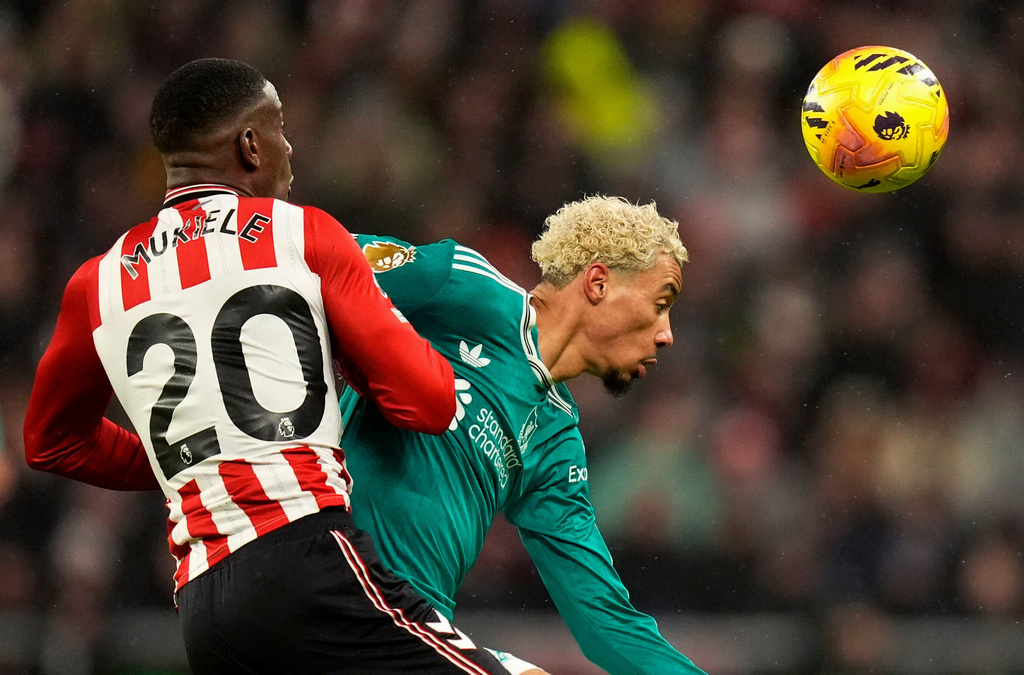Sunderland's Nordi Mukiele, left, and Liverpool's Hugo Ekitike battle for the ball during their English Premier League soccer match, in Sunderland, England, Wednesday, Feb. 11, 2026. (Danny Lawson/PA via AP)