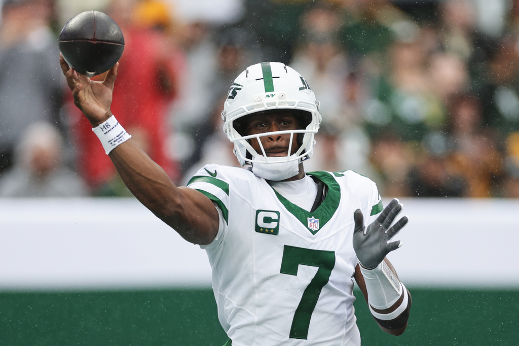 New York Jets quarterback Geno Smith (7) throws during an NFL football game against the Green Bay Packers in East Rutherford, N.J., Sunday, Sept. 20, 2026. (AP Photo/Adam Hunger)