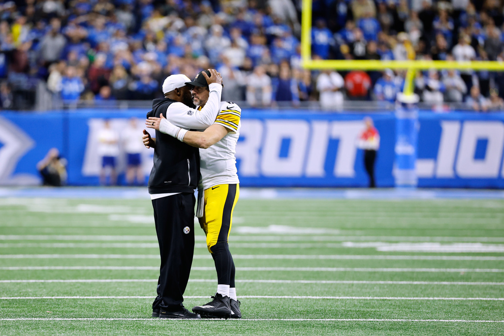 Pittsburgh Steelers' Aaron Rodgers, right, and Mike Tomlin embrace after an NFL football game against the Detroit Lions, Sunday, Dec. 21, 2025, in Detroit. (AP Photo/Rey Del Rio)