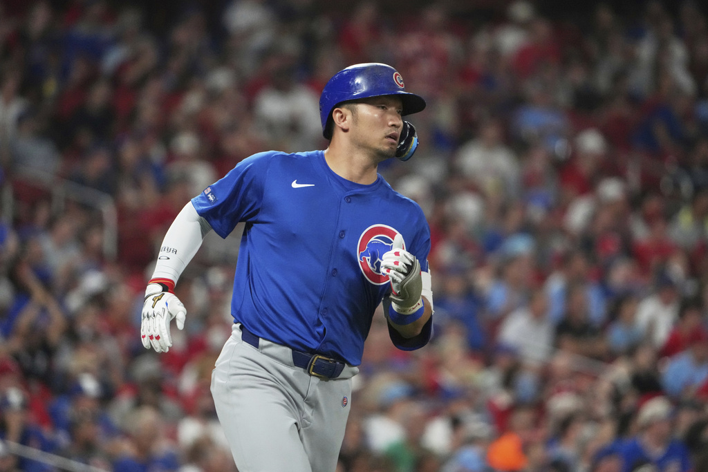 Chicago Cubs designated hitter Seiya Suzuki singles during the eighth inning of a baseball game against the St. Louis Cardinals Friday, Aug. 8, 2025, in St. Louis. (AP Photo/Jeff Roberson)