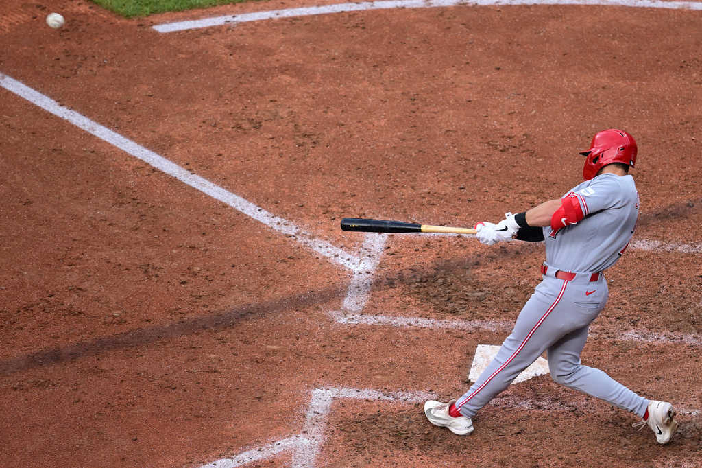 Cincinnati Reds' Spencer Steer hits an RBI double during the fifth inning of a baseball game against the Cleveland Guardians, Saturday, May 16, 2026, in Cleveland. (AP Photo/David Dermer)