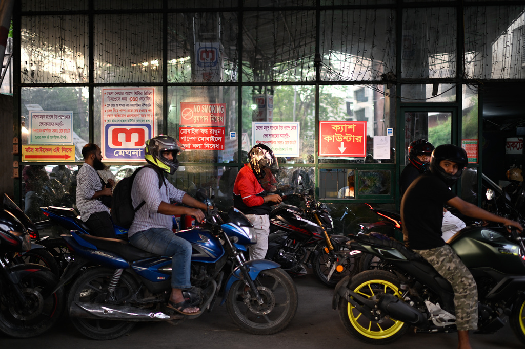 Motorists queue up outside a fuel pump in Dhaka, as Bangladesh tries to handle its energy crisis related to the Iran war, Sunday, April 5, 2026. (AP Photo/Mahmud Hossain Opu)