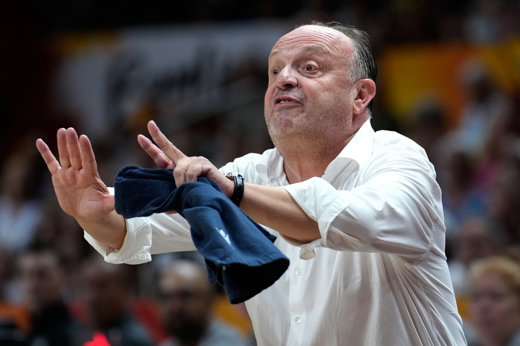 Italy's coach Andrea Capoblanco shots instructions during the Women's Basketball World Cup match between the United States and Italy in Berlin, Sunday, Sept. 6, 2026. (AP Photo/Ebrahim Noroozi)
