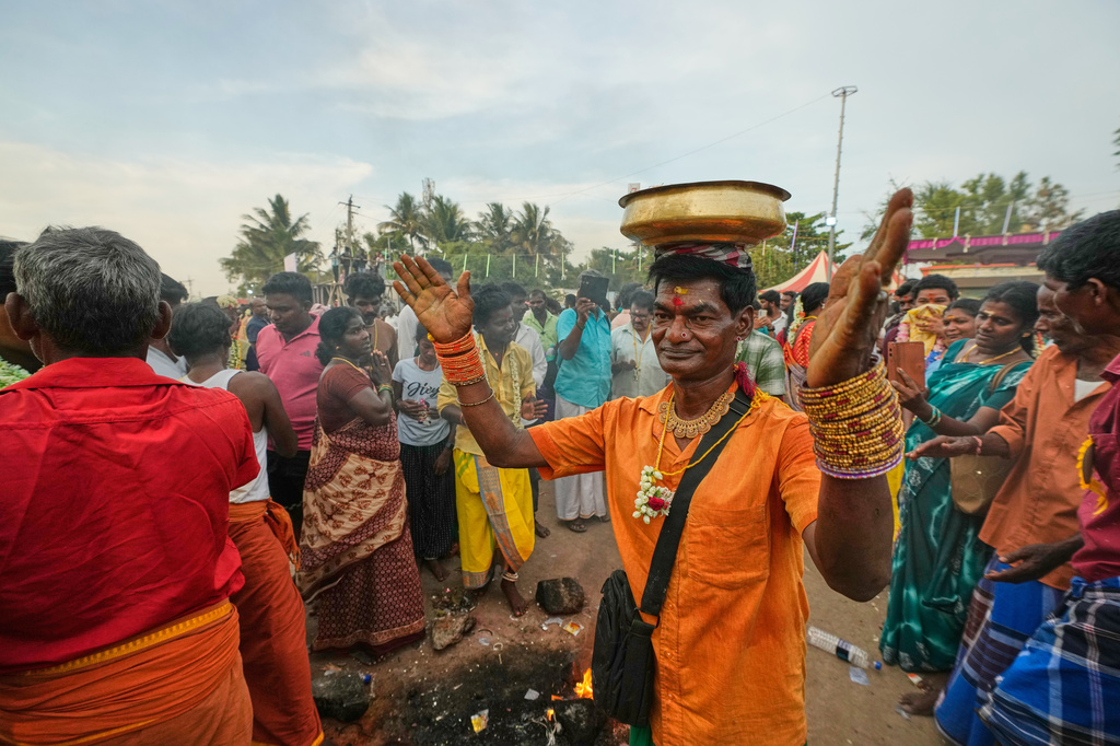 Hindu devotees and Transgenders dance during the Koovagam transgender festival in Kallakurichi district, in the southern Indian state of Tamil Nadu, Tuesday, April 28, 2026. (AP Photo/Mahesh Kumar A.)