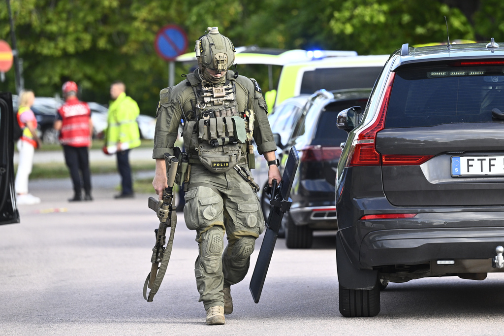Police and emergency personnel outside Brinellskolan during a major emergency response after a man with a sword reportedly injured several people at the school in Fagersta, Sweden, Friday, Aug. 21, 2026. (Fredrik Sandberg/TT News Agency via AP)