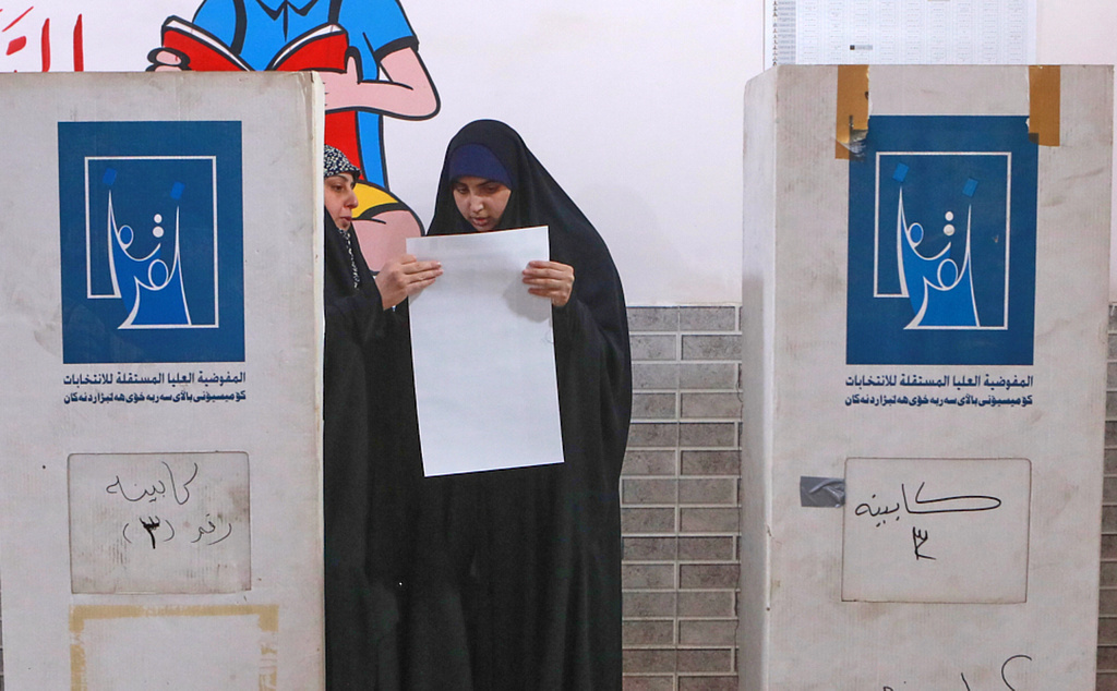 Iraqis voters gather to cast their vote at a ballot station in the country's parliamentary election in Basra, Iraq, Tuesday, Nov. 11, 2025. (AP Photo/Ali Rahim)