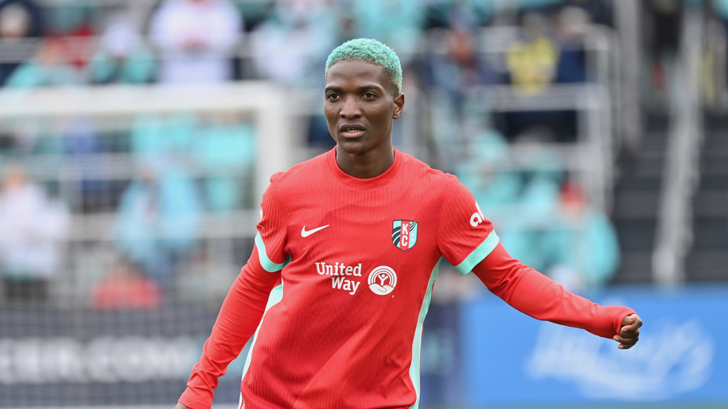 FILE - Kansas City Current forward Temwa Chawinga (6) gets set on defense during an NWSL soccer match against the Portland Thorns FC in Kansas City, Mo., on March 15, 2025. (AP Photo/Peter Aiken, File)