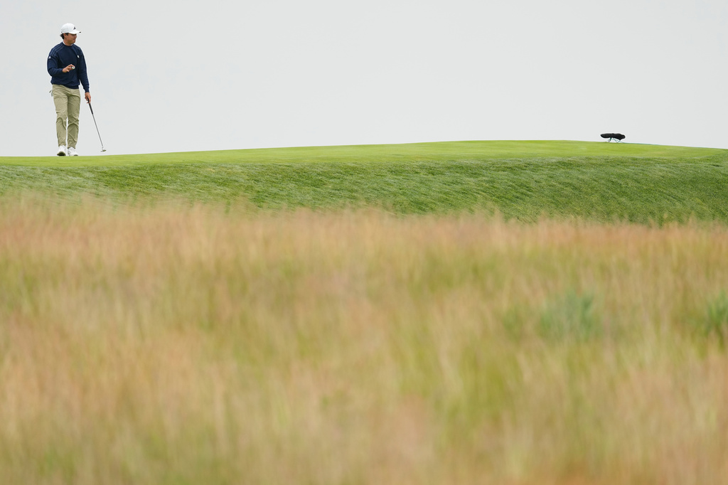 Brandon Wu waves after his putt on the 11th hole during the first round of the U.S. Open golf tournament at Shinnecock Hills Golf Club in Southampton, N.Y., Thursday, June 18, 2026.(AP Photo/George Walker IV)
