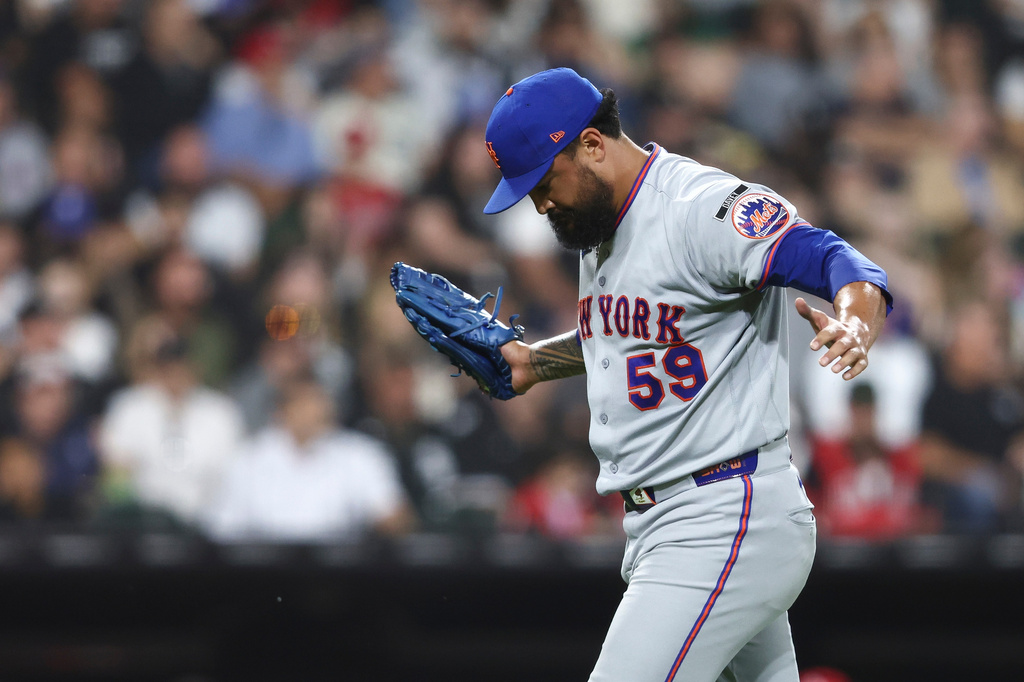 New York Mets pitcher Sean Manaea reacts during the fourth inning of a baseball game against the Chicago White Sox in Chicago, Friday, Aug. 21, 2026. (AP Photo/Jessie Alcheh)