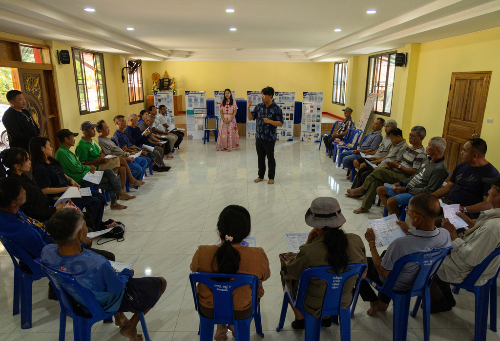 Thanapol Penrat, a professor with Naresuan University, hosts a fish safety app training session with fisherfolk in Chiang Saen, Thailand, Tuesday, Feb. 17, 2026. (AP Photo/Anton L. Delgado)
