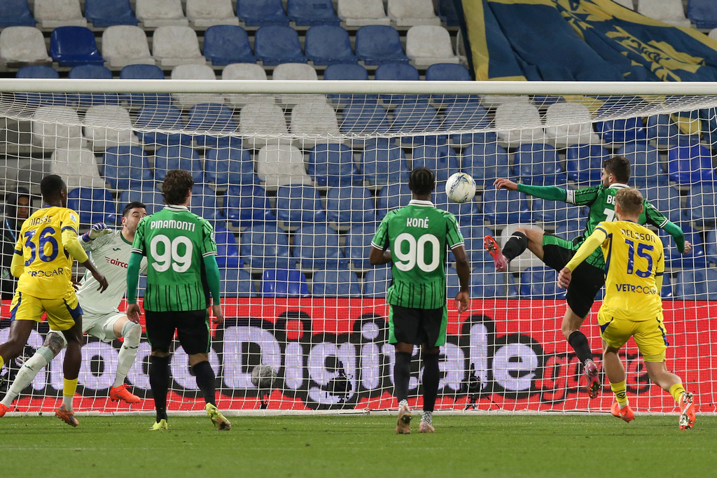 Sassuolo's Domenico Berardi, second form right, scores, during the Serie A soccer match between Sassuolo and Verona in Reggio Emilia, Italy, Friday Feb. 20, 2026. (Gianni Santandrea/LaPresse via AP)