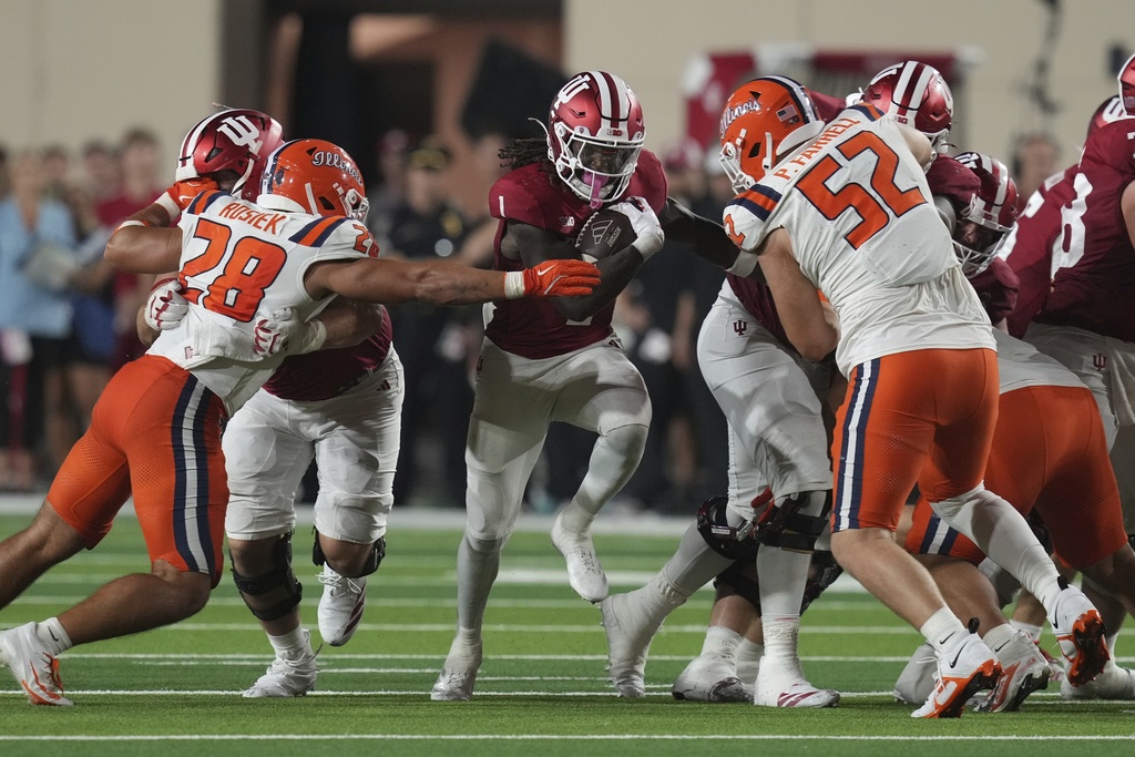 Indiana running back Roman Hemby (1) runs against Illinois linebacker Dylan Rosiek (28) and defensive lineman Pat Farrell (52) during the second half of an NCAA college football game, Saturday, Sept. 20, 2025, in Bloomington, Ind. (AP Photo/Darron Cummings)