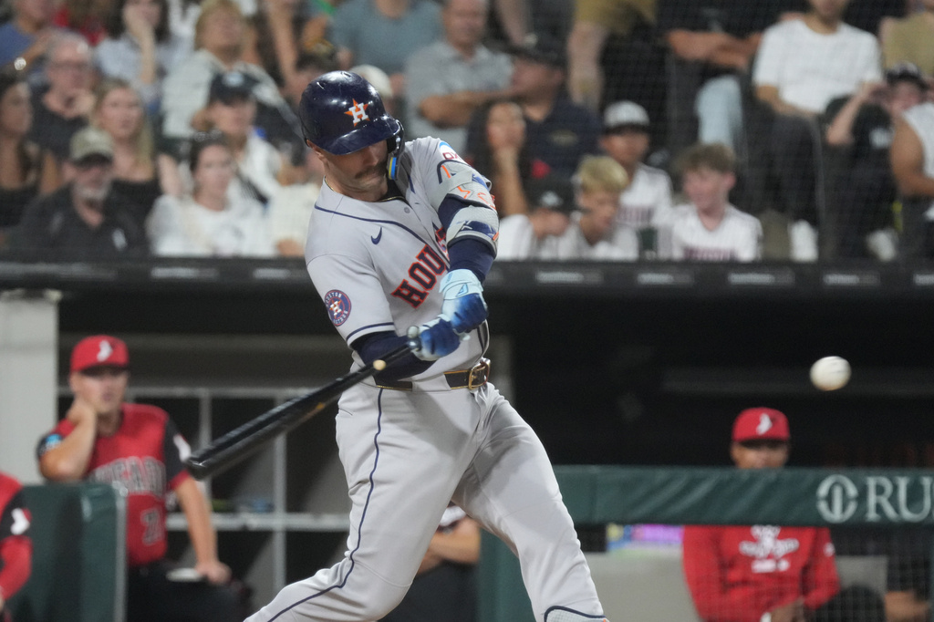 Houston Astros' Christian Walker hits a three-run double against the Chicago White Sox during the sixth inning of a baseball game Friday, July 24, 2026, in Chicago. (AP Photo/David Banks)