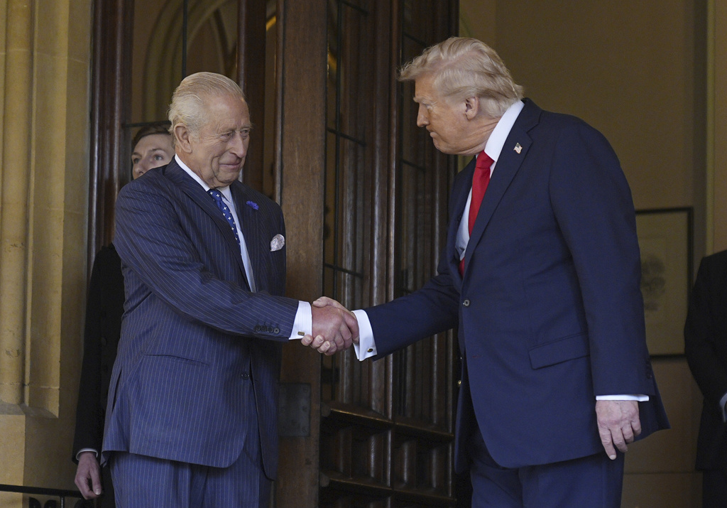 Britain's King Charles III, left, formally bids farewell to US President Donald Trump at Windsor Castle, Windsor, England, Thursday Sept. 18, 2025. (Aaron Chown/Pool Photo via AP)