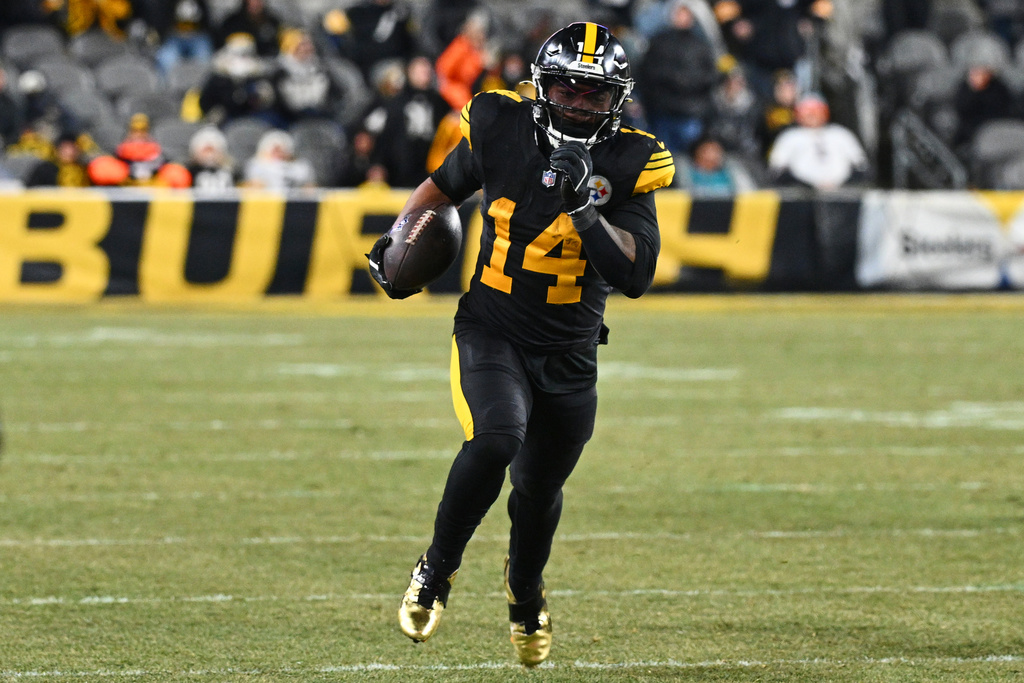 Pittsburgh Steelers running back Kenneth Gainwell runs the ball in the second half of an NFL football game against the Miami Dolphins in Pittsburgh, Monday, Dec. 15, 2025. (AP Photo/Justin Berl)