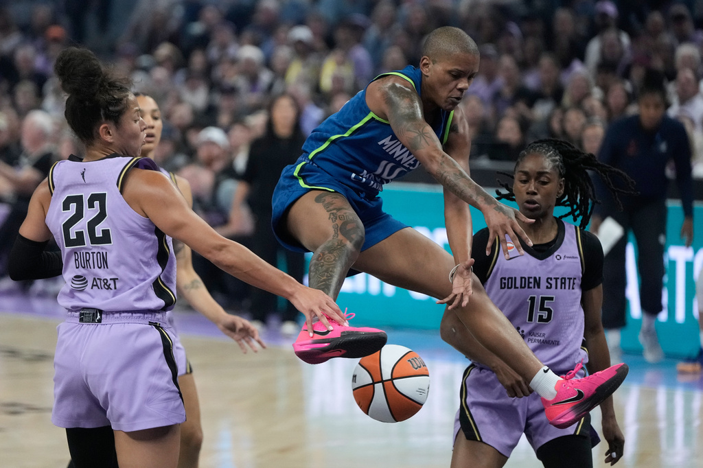 Minnesota Lynx guard Courtney Williams, middle, loses the ball between Golden State Valkyries guard Veronica Burton (22) and guard Tiffany Hayes (15) during the first half of a WNBA basketball game in San Francisco, Wednesday, Aug. 19, 2026. (AP Photo/Jeff Chiu)