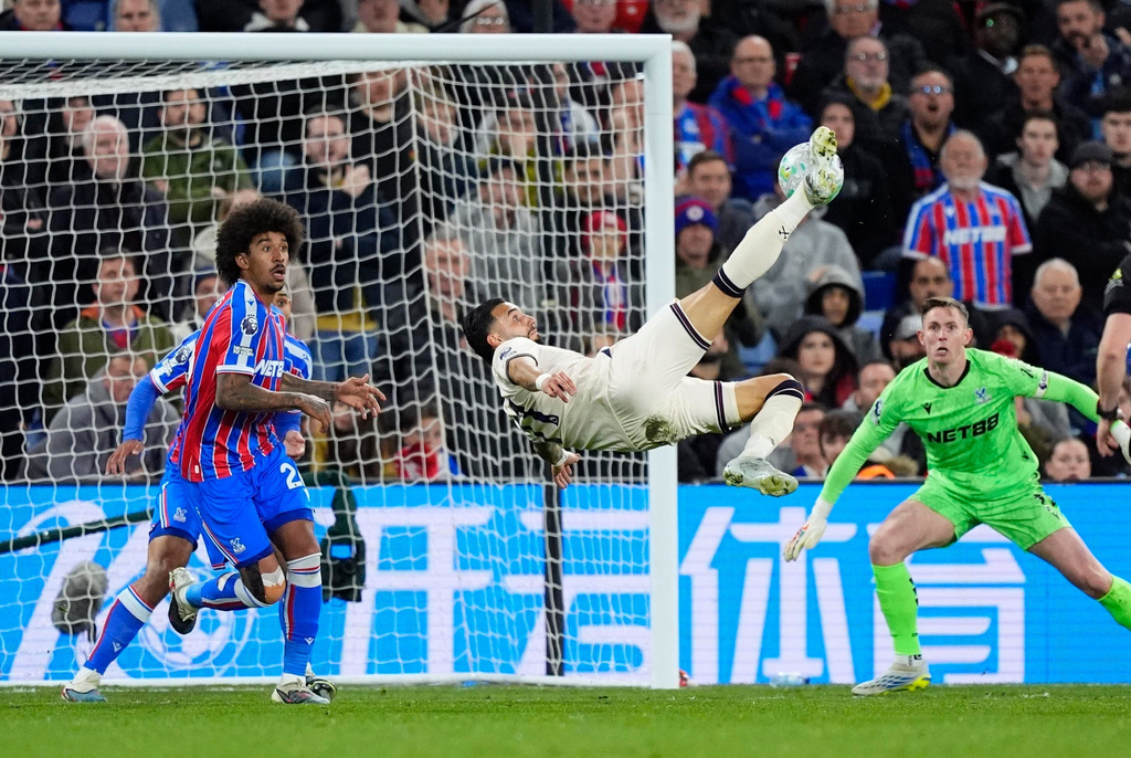 West Ham United's Taty Castellanos tries an overhead kick during the English Premier League soccer match between Crystal Palace and West Ham United in London, England, Monday, April 20, 2026. (Jordan Pettitt/PA via AP)