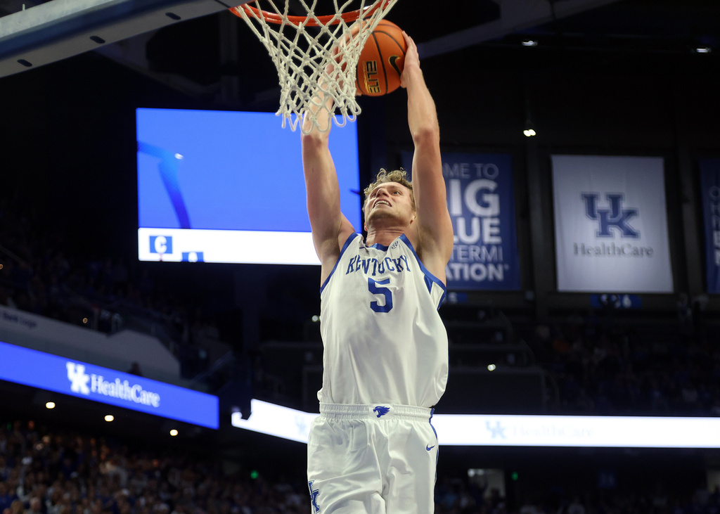 Kentucky's Collin Chandler (5) dunks during the first half of an NCAA college basketball game against Texas in Lexington, Ky., Wednesday, Jan. 21, 2026. (AP Photo/James Crisp)