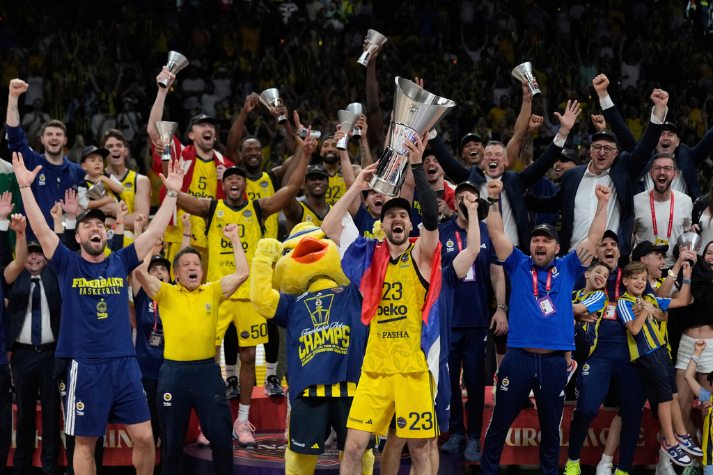 Fenerbahce players celebrate winning the Euroleague final basketball match between Monaco and Fenerbahce in Abu Dhabi, United Arab Emirates, Sunday, May 25, 2025. (AP Photo/Altaf Qadri)
