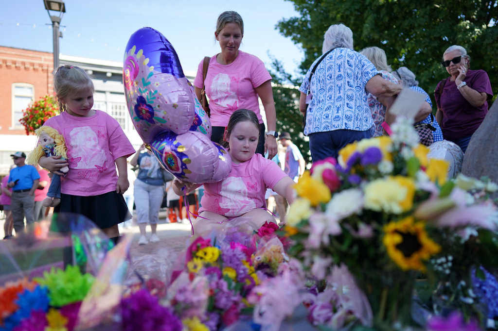 People visit a makeshift memorial honoring Dolly Parton in Sevierville, Tenn., Tuesday, Aug. 25, 2026. (AP Photo/Camden Hall)