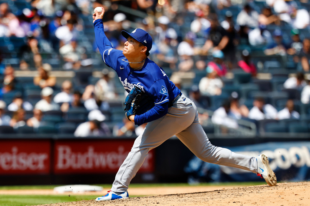 Los Angeles Dodgers' Yoshinobu Yamamoto throws against the New York Yankees during the sixth inning of the first game of a baseball doubleheader, Sunday, July 19, 2026, in New York. (AP Photo/Noah K. Murray)