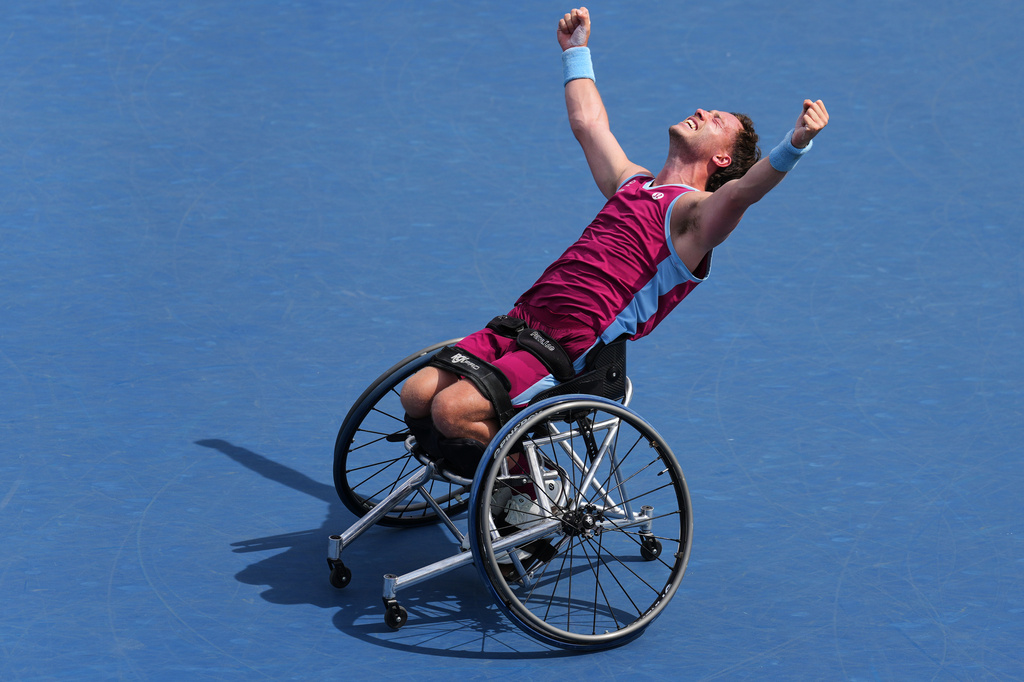 Alfie Hewett, of Britain, celebrates winning the wheelchair men's singles final of the U.S. Open tennis championships against Tokito Oda, of Japan, Saturday, Sept. 12, 2026, in New York. (AP Photo/Kirsty Wigglesworth)