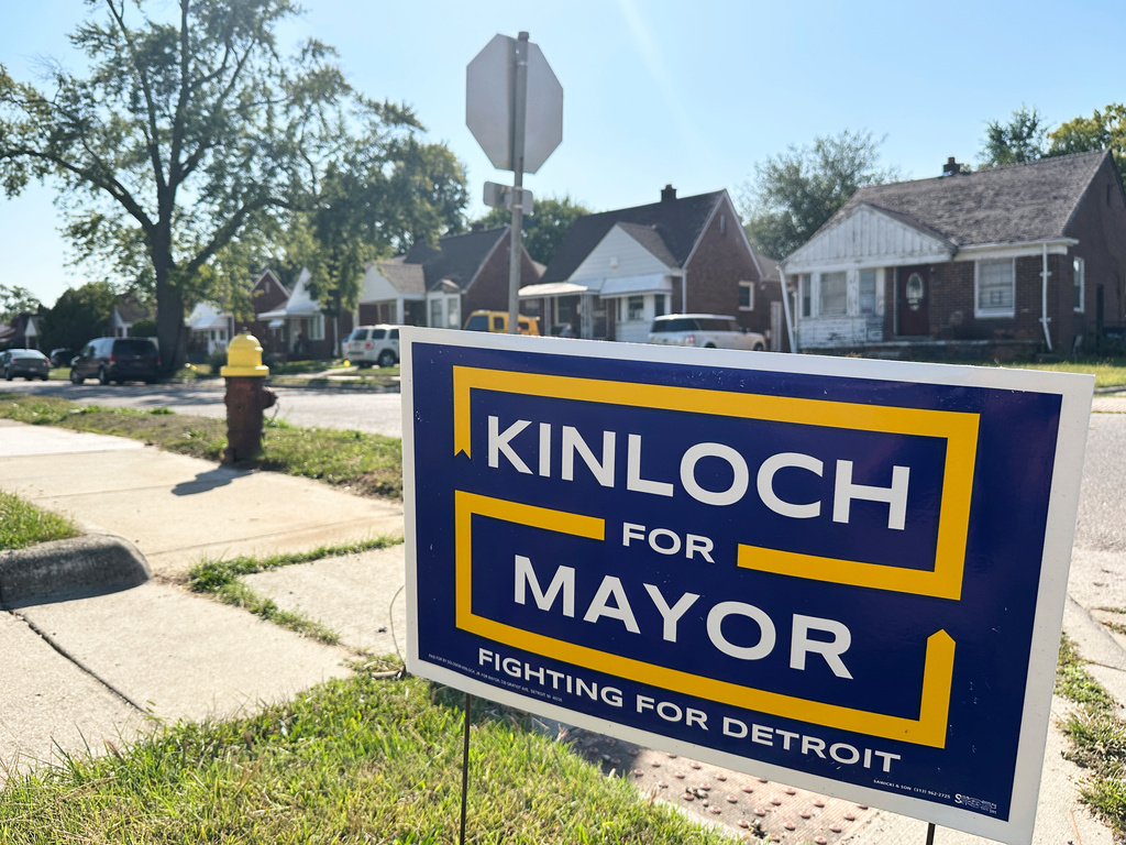 A campaign sign for Detroit mayoral candidate Solomon Kinloch is seen on St. Martins Ave. in Detroit's Oak Grove neighborhood, Saturday, Sept. 27, 2025. (AP Photo/Robert Yoon)
