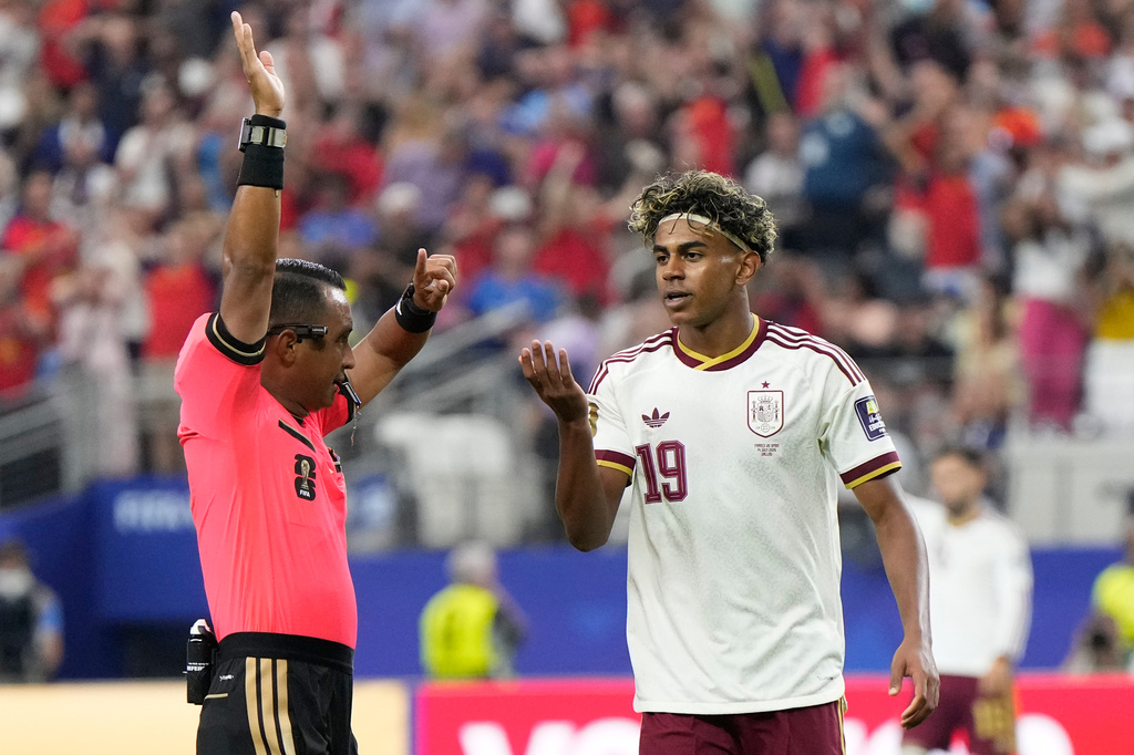 Referee Ivan Barton, of El Salvador, gestures to Spain's Lamine Yamal during the World Cup semifinal soccer match between France and Spain in Arlington, Texas, near Dallas, Tuesday, July 14, 2026. (AP Photo/Ashley Landis)