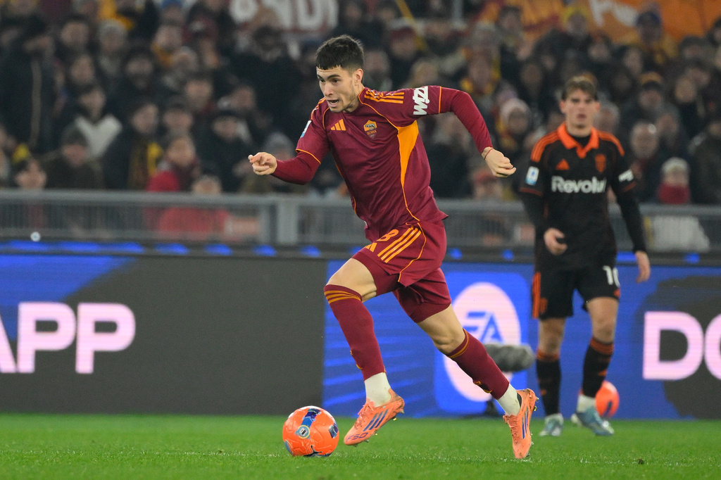 Roma's Matias Soule' moves the ball during the Serie A soccer match between AS Roma and Como 1907 at Rome's Olympic stadium, Italy, Monday, Dec. 15, 2025. (Fabrizio Corradetti/LaPresse via AP)