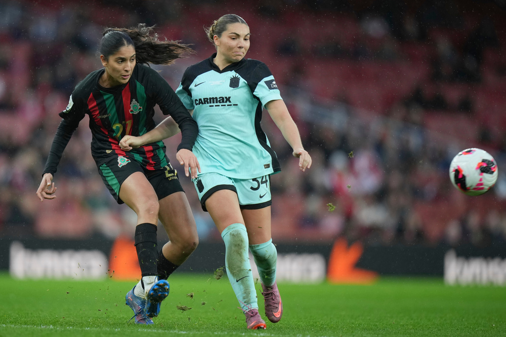 Gotham's Khyah Harper, right, challenges Asfar's Hajar Said for the ball during the Women's Champions Cup third-fourth place play off soccer match between Gotham FC and Asfar in London, Sunday, Feb. 1, 2026. (AP Photo/Alastair Grant)
