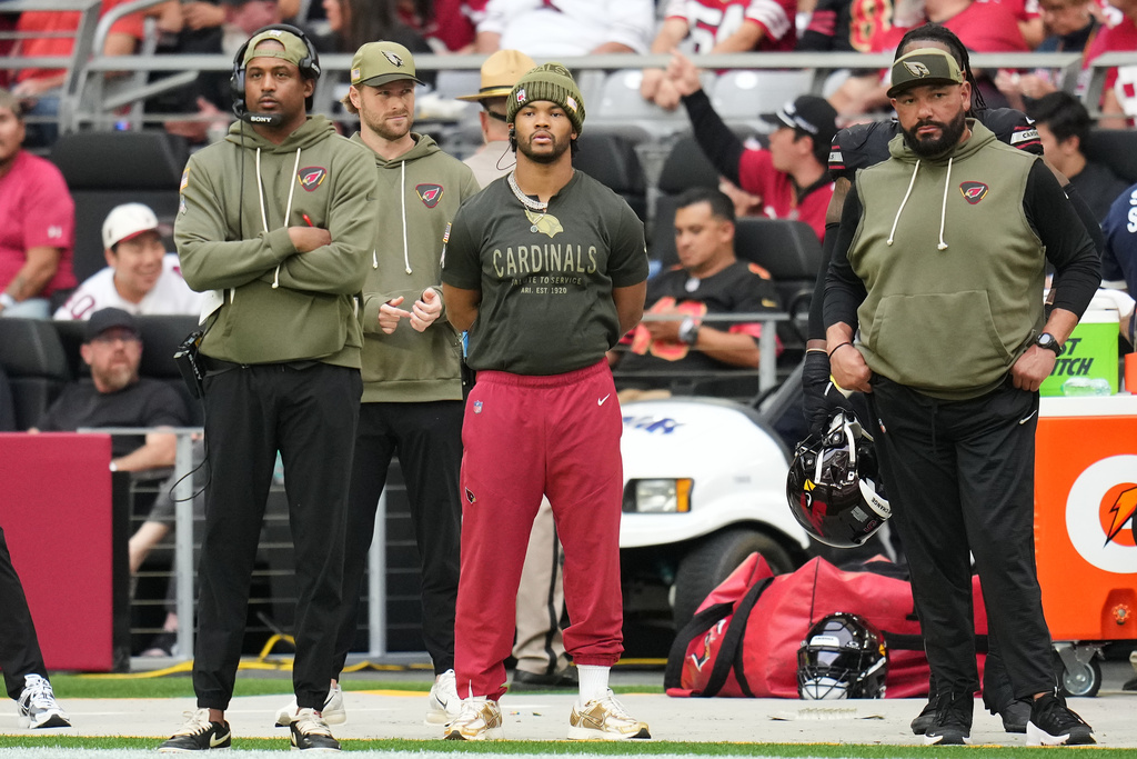 Injured Arizona Cardinals quarterback Kyler Murray, middle, watches from the sideline during the first half of an NFL football game between the Cardinals and the San Francisco 49ers in Glendale, Ariz., Sunday, Nov. 16, 2025. (AP Photo/Rick Scuteri)