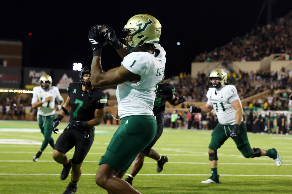South Florida tight end Jonathan Echols (1) makes a touchdown reception against North Texas in the first half of an NCAA college football game Friday, Oct. 10, 2025, in Denton, Texas. (AP Photo/Richard W. Rodriguez)