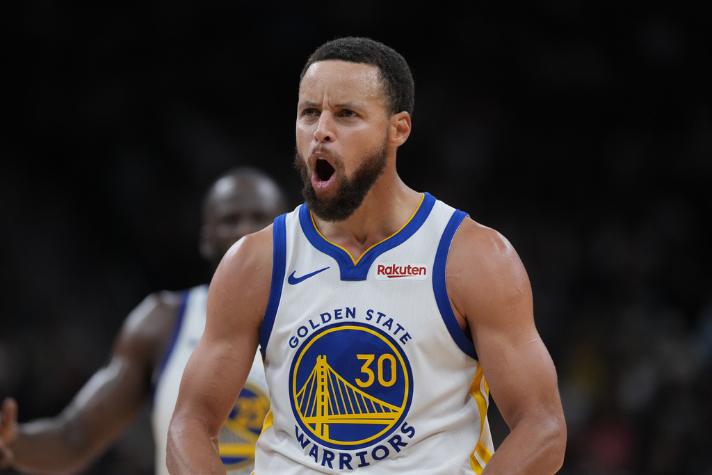 Golden State Warriors guard Stephen Curry (30) reacts after scoring against the San Antonio Spurs during the second half of an NBA basketball game in San Antonio, Wednesday, Nov. 12, 2025. (AP Photo/Eric Gay)