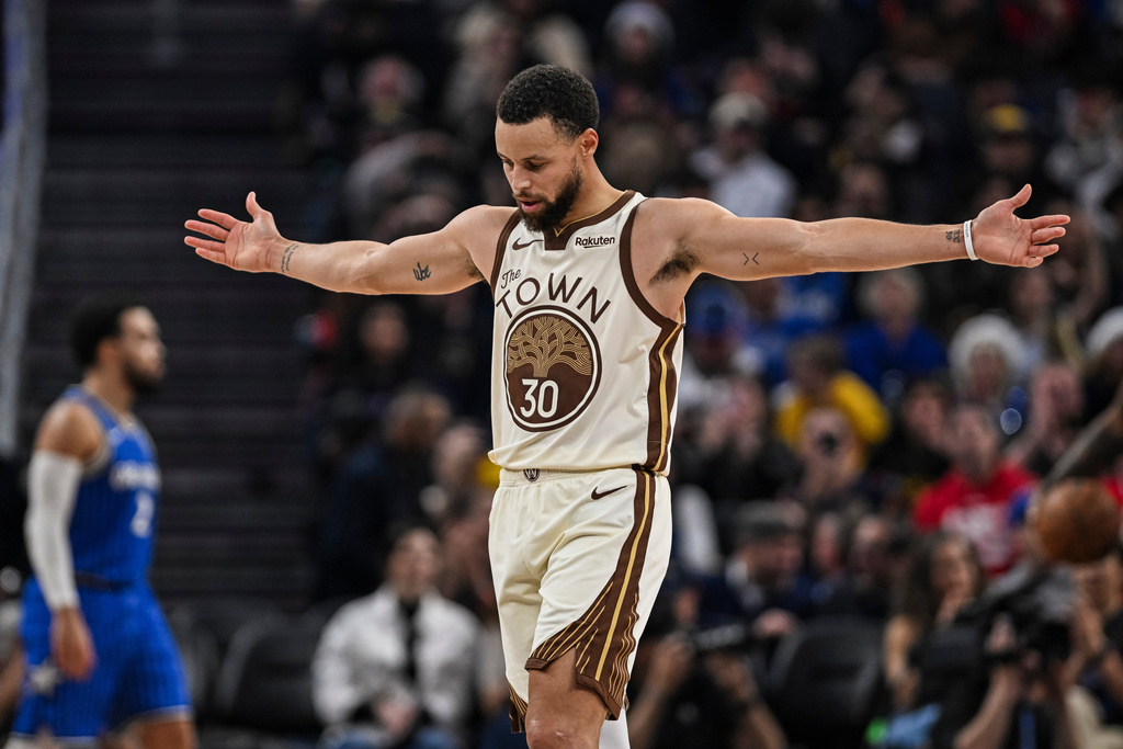 Golden State Warriors guard Stephen Curry (30) reacts during the first half of an NBA basketball game against the Orlando Magic, Monday, Dec. 22, 2025, in San Francisco (AP Photo/Justine Willard)