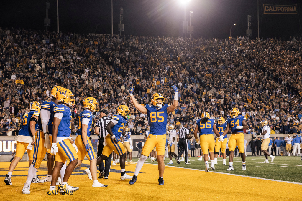 California tight end Mason Mini (85) celebrates after scoring a touchdown during the first half of an NCAA football game against UCLA in Berkeley, Calif., on Saturday, Sept. 5, 2026. (Stephen Lam/San Francisco Chronicle via AP)