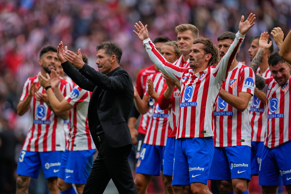 Atletico Madrid players celebrate at the end of the Spanish La Liga soccer match between Atletico Madrid and Real Madrid at Metropolitano stadium, in Madrid, Spain, Saturday, Sept. 27, 2025. (AP Photo/Manu Fernandez)