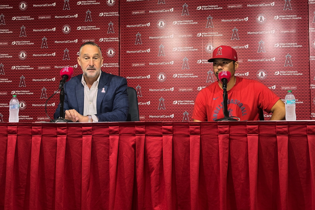 Los Angeles Angels interim general manager John Mozeliak, left, and manager Kurt Suzuki participate in a news conference at Angel Stadium in Anaheim, Calif., on Tuesday, Aug. 11, 2026. (AP Photo/Greg Beacham)